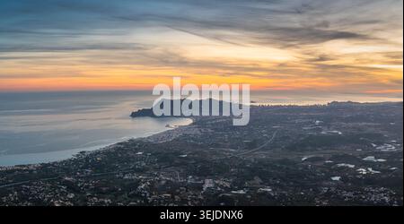 Vue aérienne du coucher du soleil sur Altea et Benidorm côte Méditerranée Banque D'Images