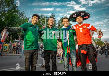 Quatre fans de football masculins posant ensemble pour une photo Banque D'Images