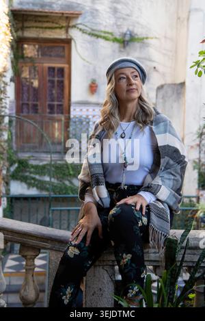 Femme mature dans les vêtements d'automne à l'intérieur de la maison rustique Banque D'Images