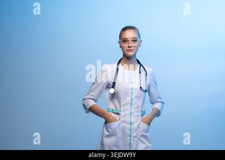 Jeune femme médecin portant un uniforme médical et des lunettes de sécurité Banque D'Images