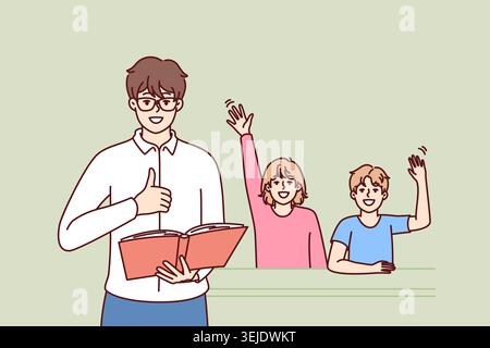 Homme enseignant avec des stands de manuels près des élèves assis au bureau de l'école et levant la main Banque D'Images