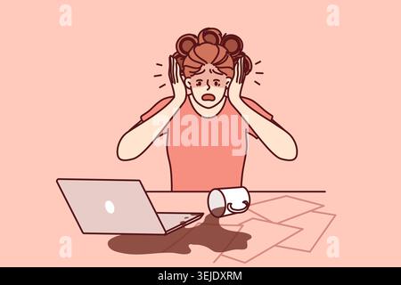 Maladroite femme d'affaires a renversé du café sur ordinateur portable et des documents en raison de la fatigue ou du chaos sur le bureau Banque D'Images