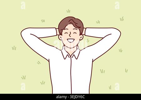 Happy Man se trouve sur l'herbe verte dans le parc et apprécie la journée chaude et ensoleillée et le temps d'été Banque D'Images