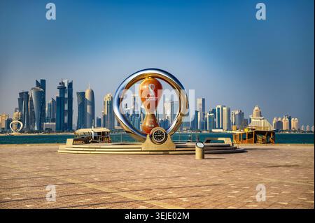Horizon de Doha au Qatar avec la sculpture d'horloge de compte à rebours de la Coupe du monde de la FIFA 2022 Banque D'Images