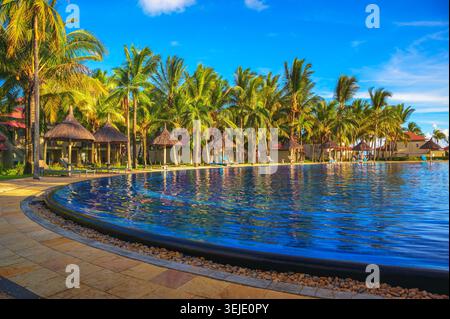 Tamassa Bel ombre Resort piscine avec palmiers, Maurice Banque D'Images