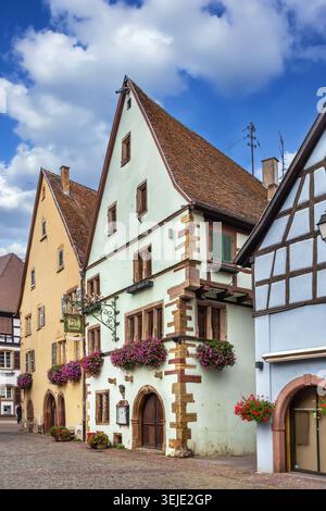 Rue à Eguisheim, Alsace, France Banque D'Images