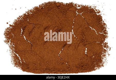 Grains de café moulus dispersés sur fond isolé, vue de dessus Banque D'Images