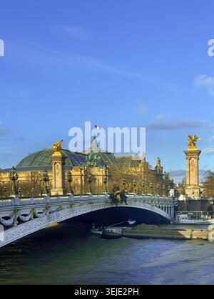Le Pont Alexandre III, Paris, France Banque D'Images