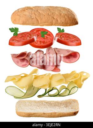 Ingrédients flottants du sandwich : pain, tranches de tomate, persil, jambon, fromage, et concombre disposés en couches, isolés sur un blanc Banque D'Images