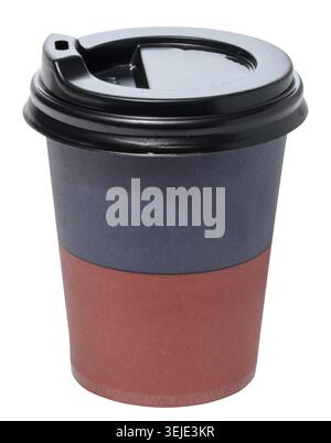 Tasse à café en papier avec des bandes horizontales de bleu et rouge est montré avec un couvercle en plastique noir, fond isolé. Banque D'Images