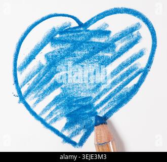 Coeur dessiné au crayon bleu sur papier blanc, gros plan Banque D'Images