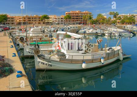 Port de plaisance et port de pêche de Colonia de Sant Jordi, ses Salines, Migjorn, Majorque, Îles Baléares, Espagne Banque D'Images