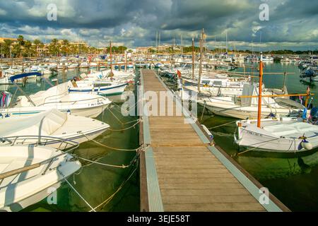 Port de plaisance et port de pêche de Colonia de Sant Jordi, ses Salines, Migjorn, Majorque, Îles Baléares, Espagne Banque D'Images