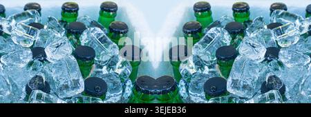 Bouteilles de bière dans les cubes de glace, de nombreux bouchons de bouteille froide dans la boîte, coffre à bière glacée glacée, différentes bouteilles froides, boissons fraîches de fête d'été dans le réfrigérateur Banque D'Images