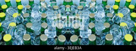 Bouteilles de bière dans les cubes de glace, de nombreux bouchons de bouteille froide dans la boîte, coffre à bière glacée glacée, différentes bouteilles froides, boissons fraîches de fête d'été dans le réfrigérateur Banque D'Images