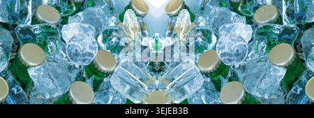 Bouteilles de bière dans les cubes de glace, de nombreux bouchons de bouteille froide dans la boîte, coffre à bière glacée glacée, différentes bouteilles froides, boissons fraîches de fête d'été dans le réfrigérateur Banque D'Images