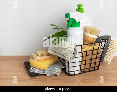 Produits et outils de nettoyage respectueux de l'environnement favorisant un entretien ménager durable Banque D'Images
