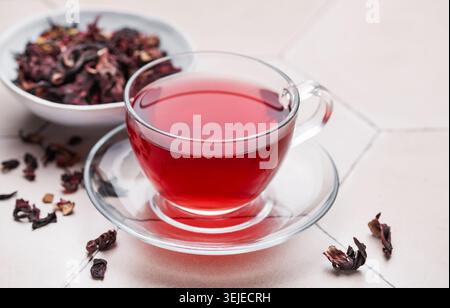 Thé hibiscus dans une tasse en verre. Banque D'Images