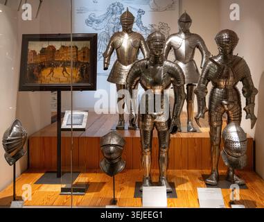 Paris, France - 8 novembre 24 : plusieurs combinaisons complètes de plaques armures et casques disposés sur une plate-forme dans une galerie de musée à l'Hôtel des Invalides, Paris, Fra Banque D'Images