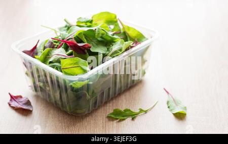 Salad mix in a box.  Fresh mixed salad leaves in plastic container Banque D'Images