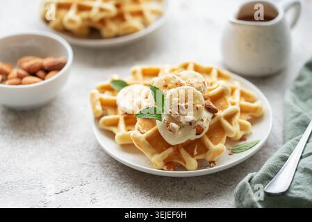 Gaufres belges avec fruits, bananes et miel. Pâtisserie maison. Banque D'Images