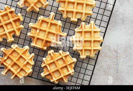 Gaufres fraîchement cuites sur une grille de cuisson. Banque D'Images