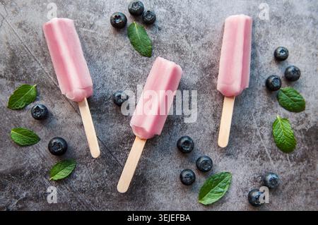 Crème glacée aux myrtilles ou popsicles maison Banque D'Images