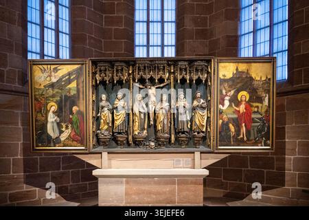 Nuremburg, Allemagne - 28 novembre 24 : retable d'autel médiéval tardif avec sculpture crucifixion centrale et panneaux peints, exposé dans le Germanisches Natio Banque D'Images