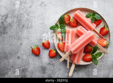 Popsicles à la crème glacée à la fraise Banque D'Images