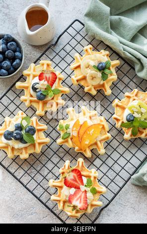 Gaufres fraîchement cuites avec fraises et bleuets Banque D'Images