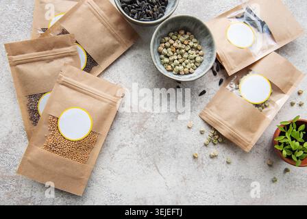 Graines microvertes dans des sacs en papier et équipement pour semer des microvertes. Banque D'Images