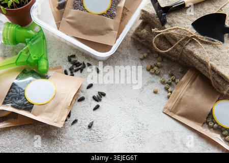 Graines microvertes dans des sacs en papier et équipement pour semer des microvertes. Banque D'Images