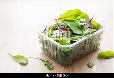 Salad mix in a box.  Fresh mixed salad leaves in plastic container Banque D'Images