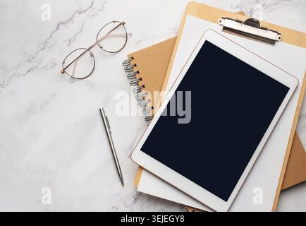 Tablet pc et ordinateurs portables sur le bureau Banque D'Images