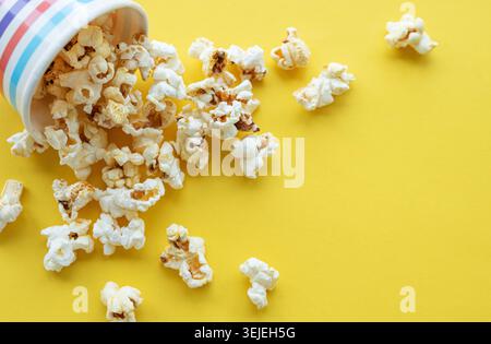 Seau à pop-corn sur fond jaune Banque D'Images