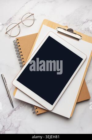 Tablet pc et ordinateurs portables sur le bureau Banque D'Images