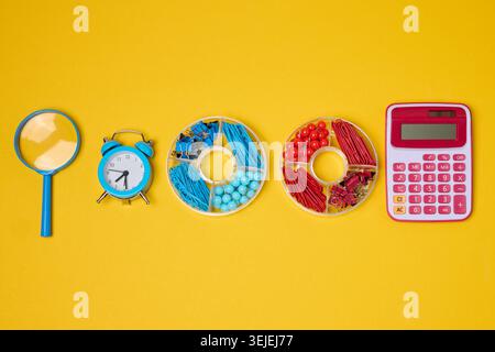 Collection vibrante de fournitures scolaires colorées et d'articles d'apprentissage sur fond jaune. Banque D'Images