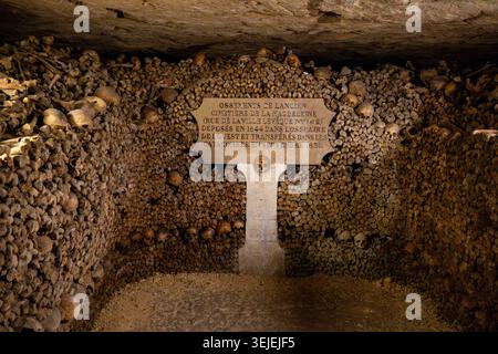 Paris, France - 8 novembre 24 : vue en perspective dans un couloir dans les catacombes de Paris, Paris, Île-de-France, France, avec des murs bordés d'os empilés Banque D'Images