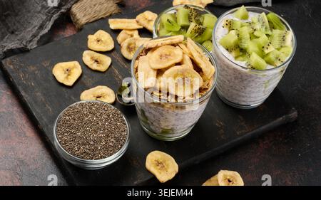Chia, pudding, kiwi, banane, granola, petit déjeuner, nourriture, saine, dessert, en couches, verre, fruit, graine, chips, nutritif, vegeta Banque D'Images
