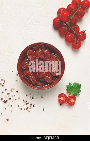 Tomates séchées, dans un bol, vue de dessus, sur fond blanc, Banque D'Images