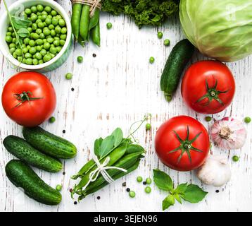 Divers légumes sur un vieux fond en bois Banque D'Images