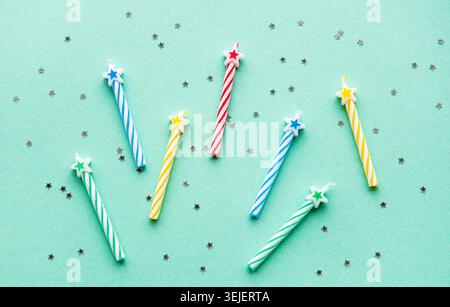 Bougies d'anniversaire sur fond vert pastel Banque D'Images