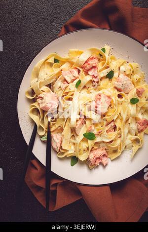 Pâtes tagliatelles, en sauce crémeuse au saumon, maison, sans personne, Banque D'Images