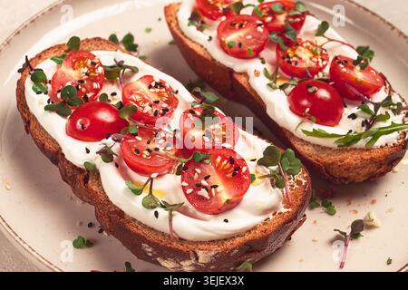 Sandwichs avec fromage à la crème et tomates cerises, petit déjeuner, fait maison, Banque D'Images