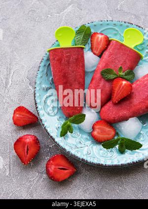 Glace à la fraise faite maison Banque D'Images