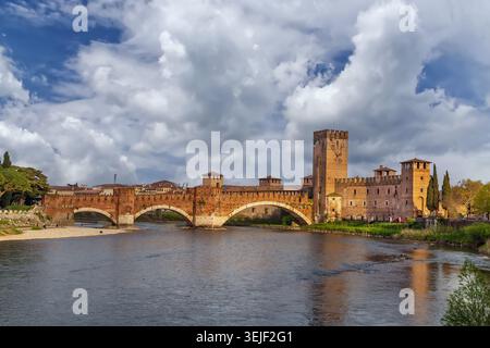 Pont de Castel Vecchio, Vérone, Italie Banque D'Images