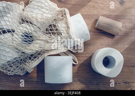 Sac en maille sur la table, avec des rouleaux de papier toilette, vue de dessus, pas de gens, Banque D'Images