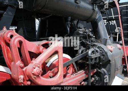 Vue rapprochée d'une machine à vapeur vintage mettant en valeur ses machines complexes et sa force. Banque D'Images