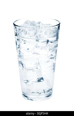 Verre d'eau pure avec des cubes de glace Banque D'Images