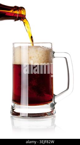 La bière coule dans un verre de la bouteille Banque D'Images